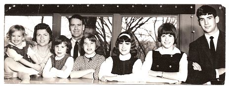 1965 - Monica, Suzy, Gina, brother-in-law Dan, Bianca, Elisa, Erica, Dario - xmas card 1965 (a classic).jpg